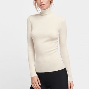 Ribbed off-white turtleneck